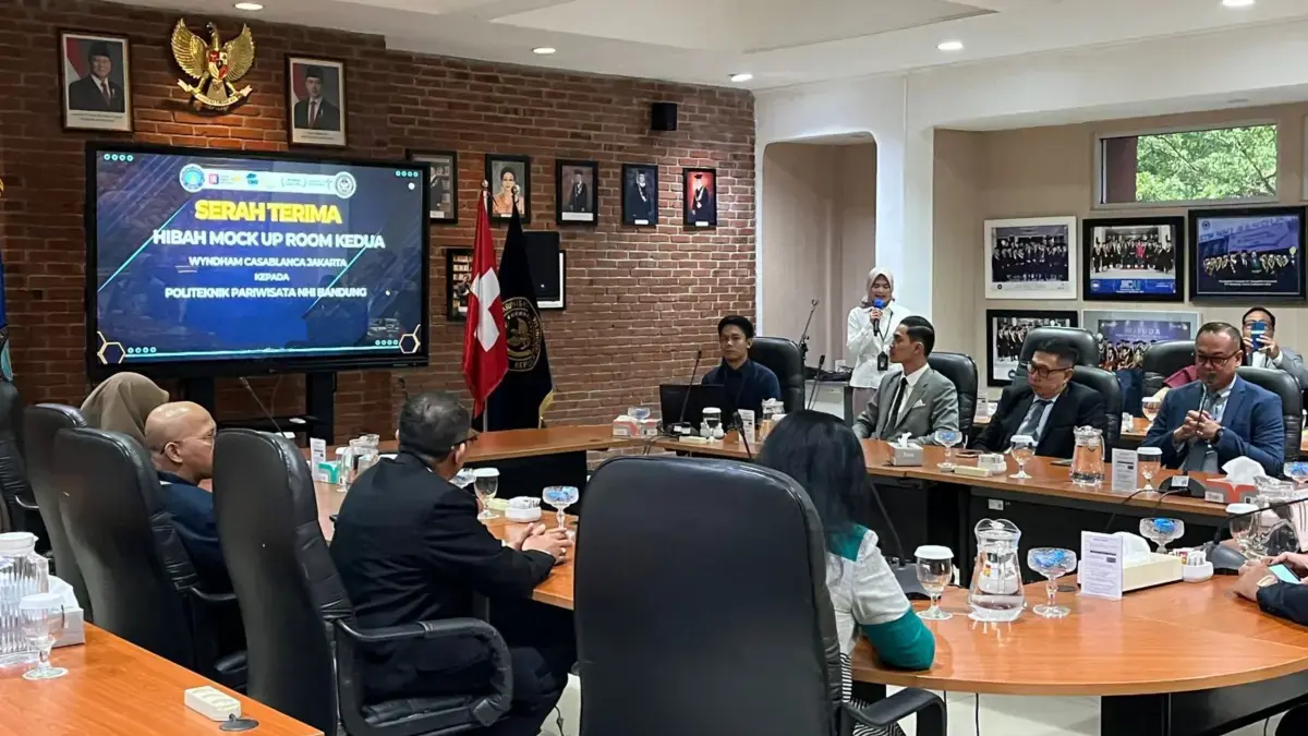 Wyndham Casablanca Jakarta kembali menyerahkan hibah mock up room kepada Poltekpar NHI Bandung untuk memperkua