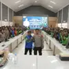 Kapolres Cimahi AKBP Moh. Faruk Rozi berfoto bersama ratusan pengemudi ojol usai kegiatan silaturahmi kamtibma