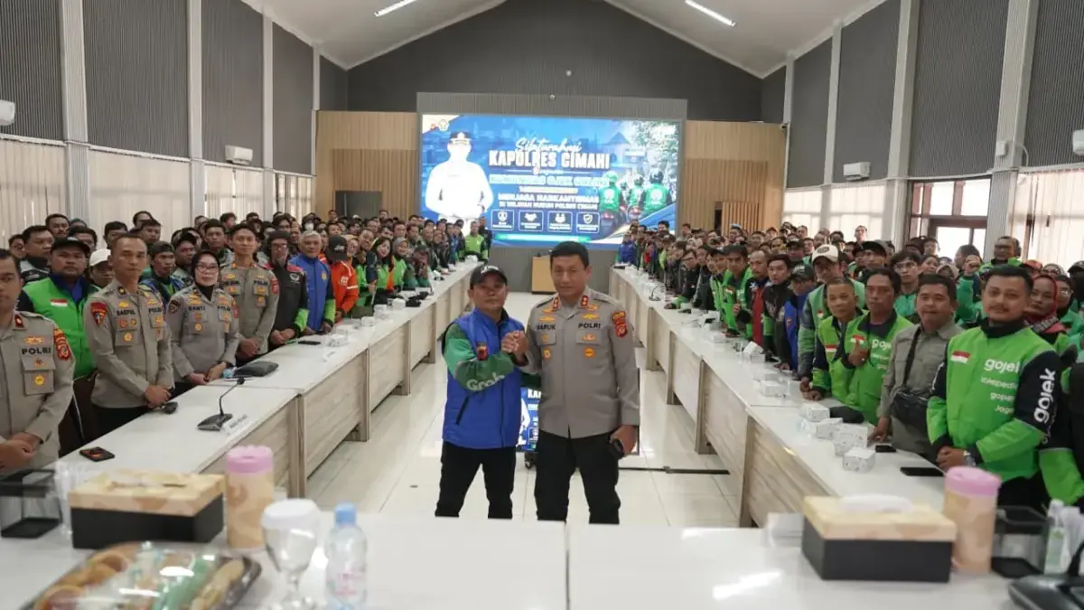 Polres Cimahi Rangkul 200 Ojol Untuk Perkuat Kamtibmas di Cimahi dan KBB Kapolres Cimahi AKBP Moh. Faruk Rozi berfoto bersama ratusan pengemudi ojol usai kegiatan silaturahmi kamtibma