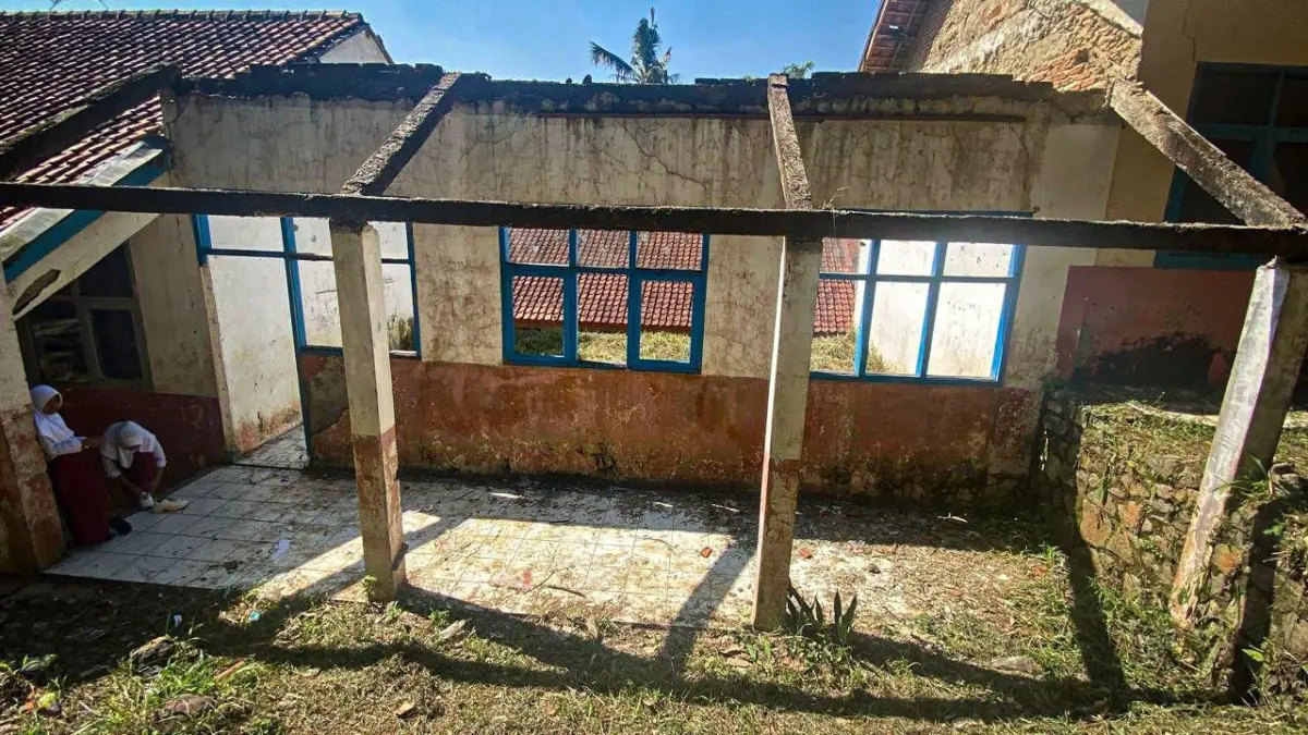 Ruang kelas bangunan sekolah dasar negeri di Bandung Barat cukup memprihatinkan. Dok Jabar Ekspres/Suwitno