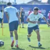 Pemain Persib Bandung Mariano Peralta (kanan) mengikuti sesi latihan di lapang pendamping GBLA, Kota Bandung,