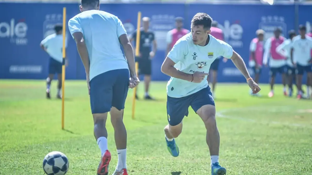 Pemain Persib Bandung Mariano Peralta (kanan) mengikuti sesi latihan di lapang pendamping GBLA, Kota Bandung,