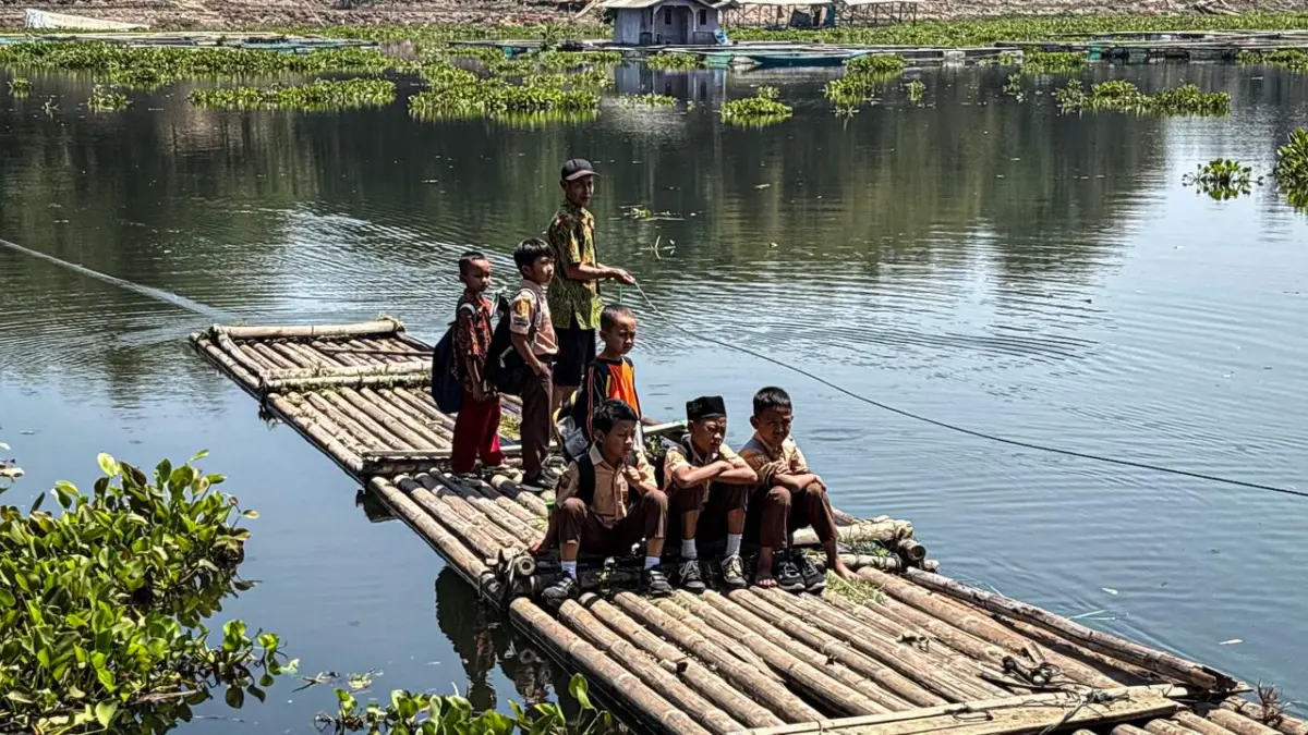 Menyeberangi Saguling Demi Sekolah Sejumlah anak sekolah menyeberangi Waduk Saguling menggunakan rakit bambu di Kampung Sadang, Desa Budiharja, K