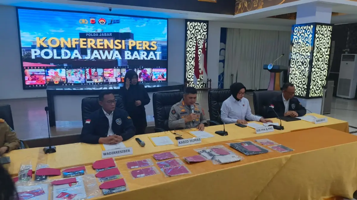Bongkar Sindikat Pornografi dan Eksploitasi Anak, 8 Tersangka Berhasil Diciduk Polisi Bongkar Sindikat Pornografi dan Eksploitasi Anak, 8 Tersangka Berhasil Diciduk Polda Jabar