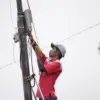 Teknisi Telkom Akses melakukan perbaikan infrastruktur jaringan telekomunikasi di wilayah terdampak gempa Nusa