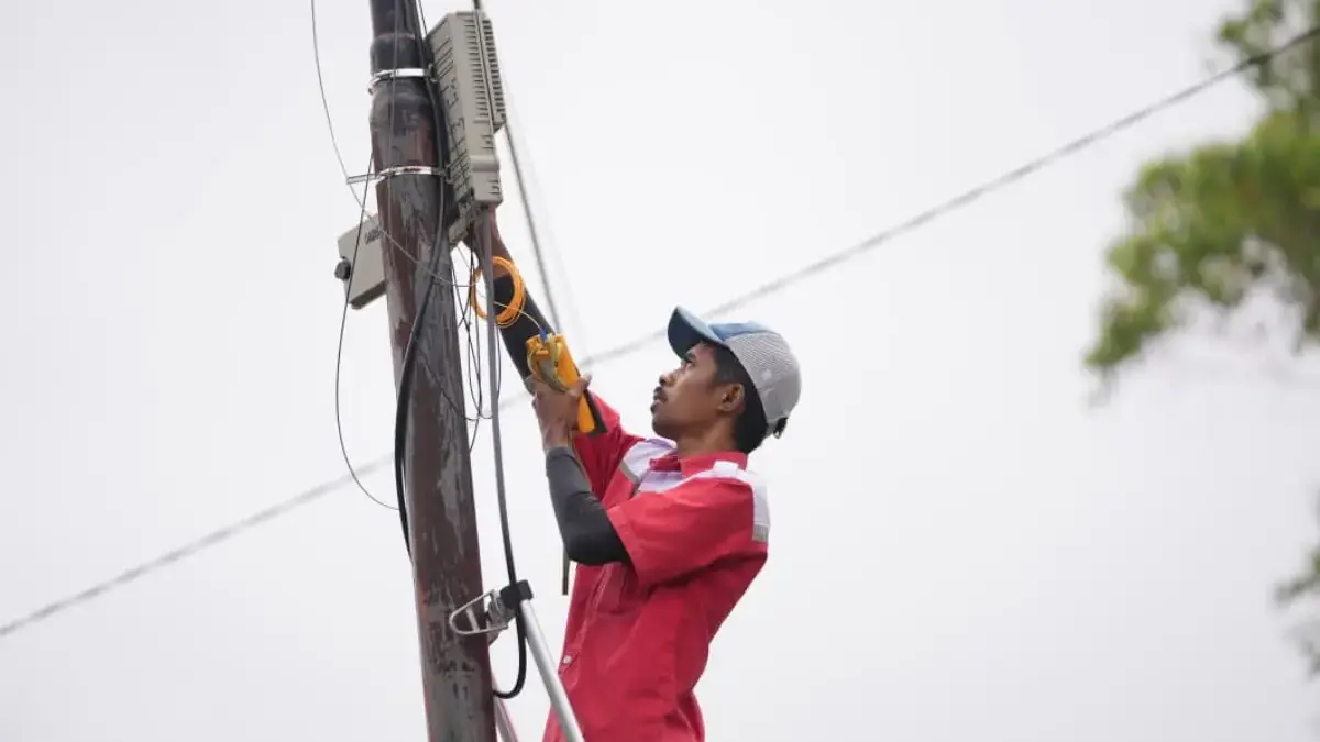 Gempa NTT: Telkom Akses Gercep Turunkan 150 Teknisi, Layanan Siaga 24 Jam Teknisi Telkom Akses melakukan perbaikan infrastruktur jaringan telekomunikasi di wilayah terdampak gempa Nusa
