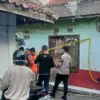 Petugas Polsek Padalarang saat memeriksa lokasi kejadian seorang pria ditemukan meninggal dalam kontrakannya.