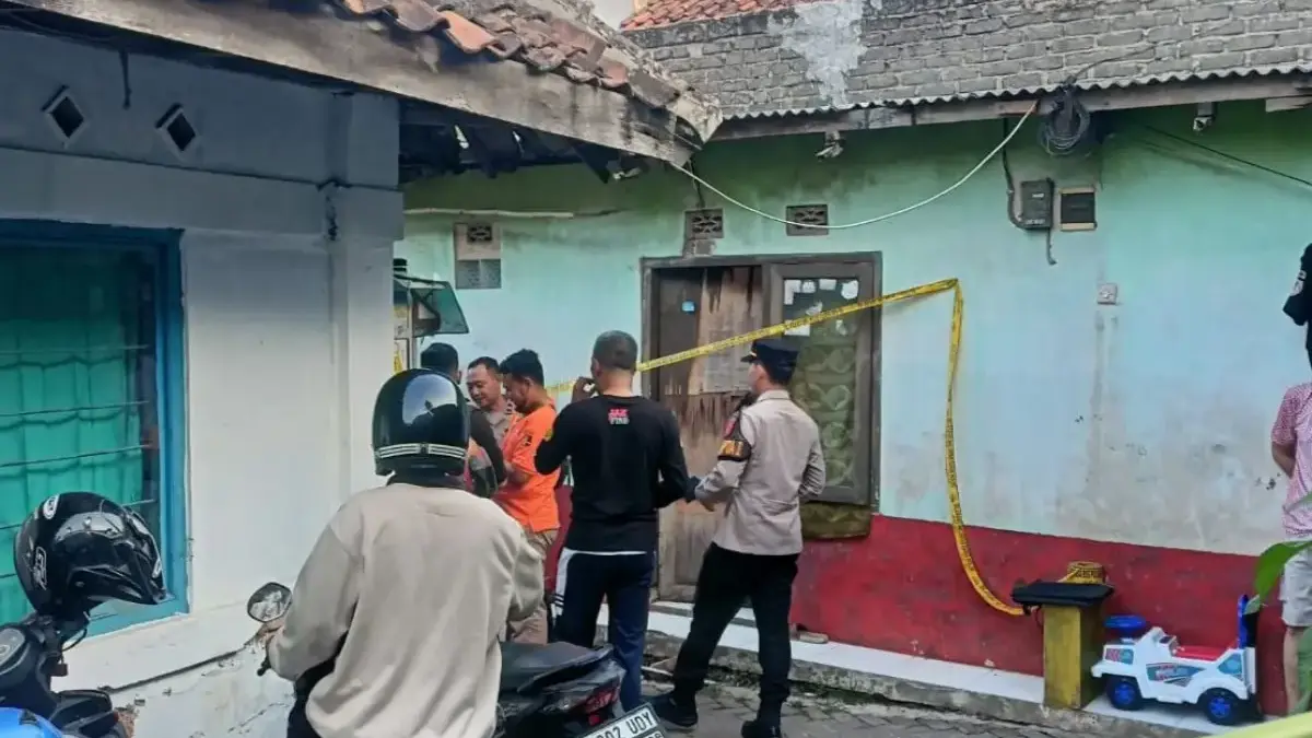 Pria 27 Tahun Ditemukan Meninggal di Kontrakan, Polisi Tak Temukan Tanda Kekerasan Petugas Polsek Padalarang saat memeriksa lokasi kejadian seorang pria ditemukan meninggal dalam kontrakannya.
