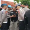 Propam Polres Tasikmalaya Cek HP Anggota Cegah Judol/Foto: Hendi/Jabar Ekspres