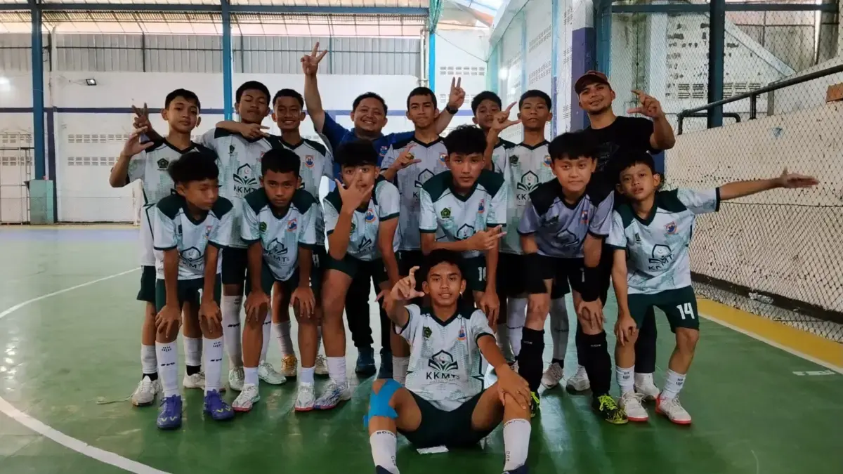 Tim futsal MTsN Kota Cimahi berfoto bersama usai meraih Juara II POSMAD 2026 tingkat Provinsi Jawa Barat. (Sum