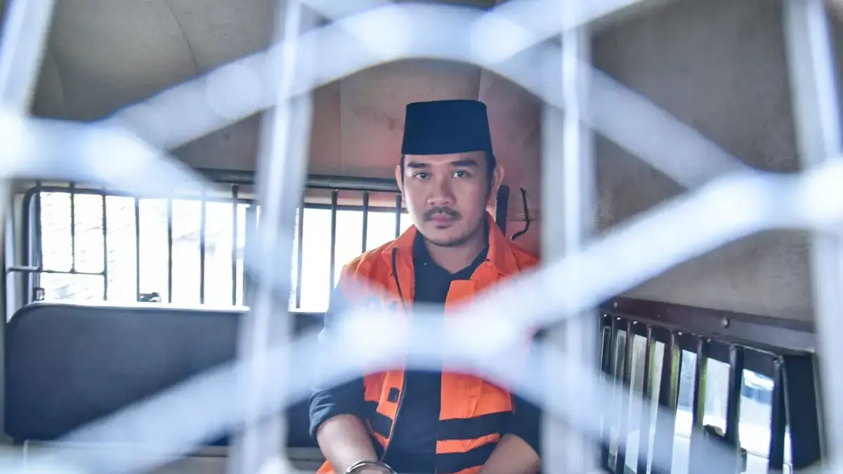 Jaksa Tuntut Ade Kuswara Kunang 7 Tahun Penjara, Ayahnya 4 Tahun dalam Kasus Dugaan Korupsi Ijon Proyek Mantan Bupati Bekasi nonaktif Ade Kuswara Kunang berada di dalam mobil tahanan usai menjalani sidang lanjutan