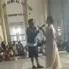 Tangkapan layar orang bernyanyi dan berjoget di pelataran mesjid di wilayah Dusun Sindangkalangon, Des