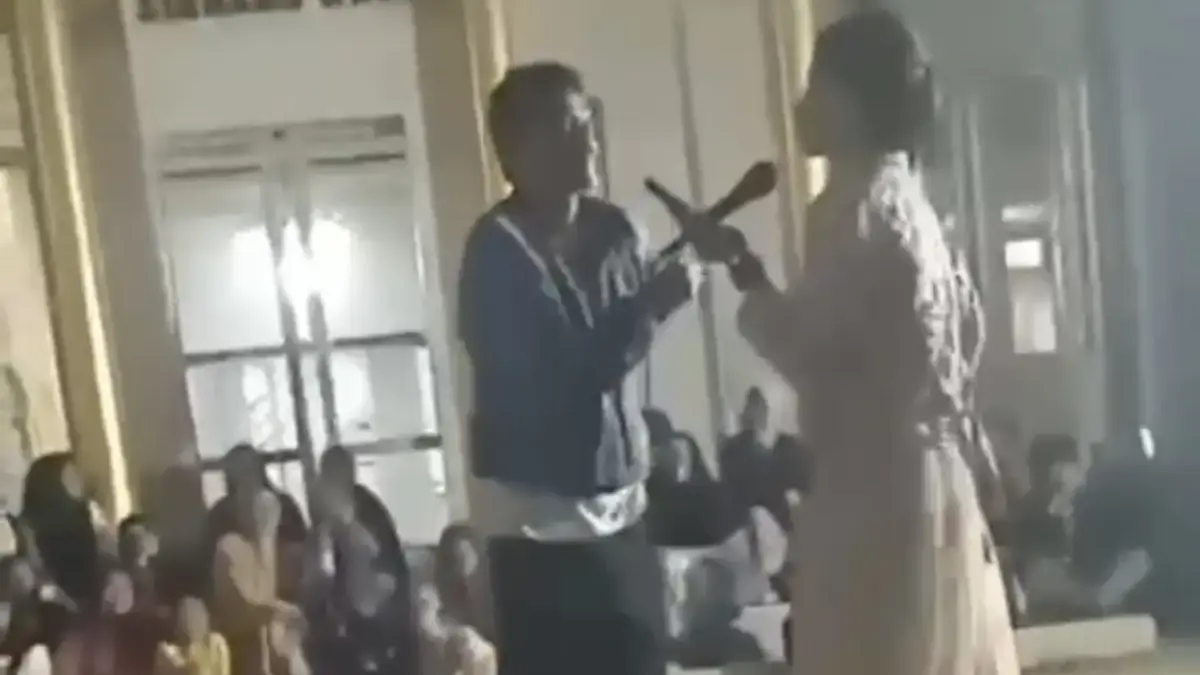 Tangkapan layar orang bernyanyi dan berjoget di pelataran mesjid di wilayah Dusun Sindangkalangon, Des