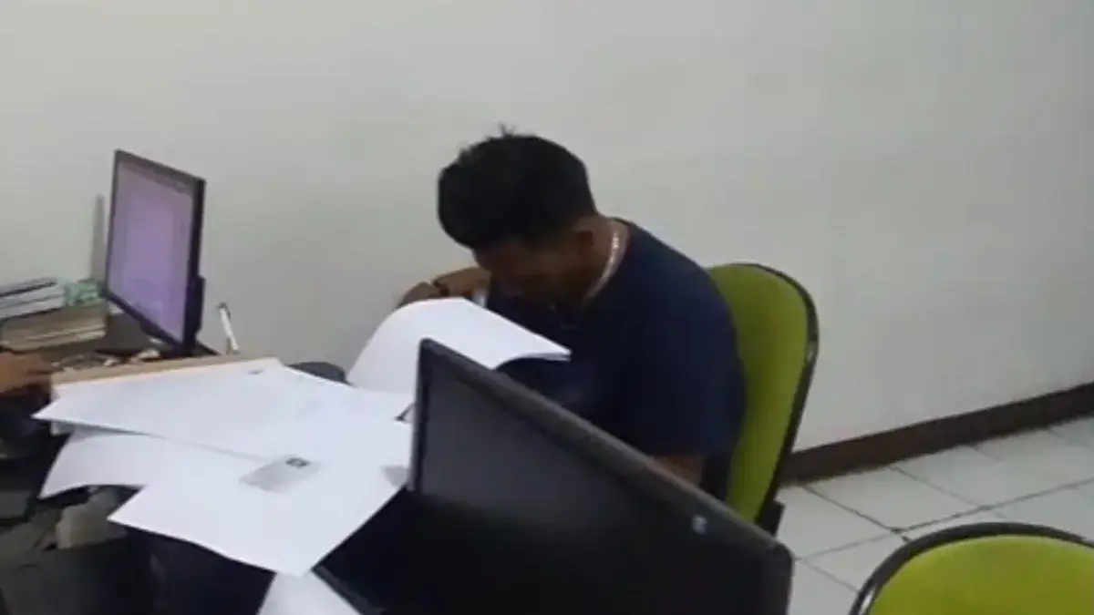 Polisi menetapkan seorang pria berinisial R sebagai tersangka dalam kasus pengrusakan Rais MWCNU yang terjadi