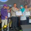 Wakapolres Banjar Kompol Djoko Susilo menerima pemghargaanPublic Service Award Jawa Barat 2026 yang d