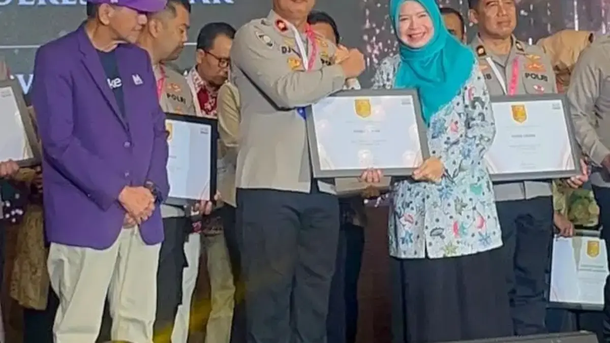 Wakapolres Banjar Kompol Djoko Susilo menerima pemghargaanPublic Service Award Jawa Barat 2026 yang d
