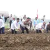 Polres Banjar Tanam 200 Kg Bibit Bawang Putih di Lahan Pataruman untuk Dukung Swasembada Pangan Nasional