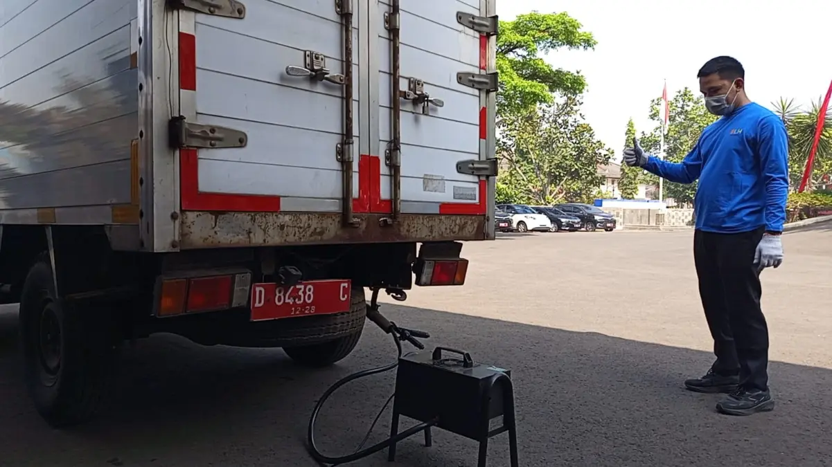 DLH Fasilitasi Uji Emisi Kendaraan Gratis Uji emisi di depan Kantor Disperkim Jabar. (son)