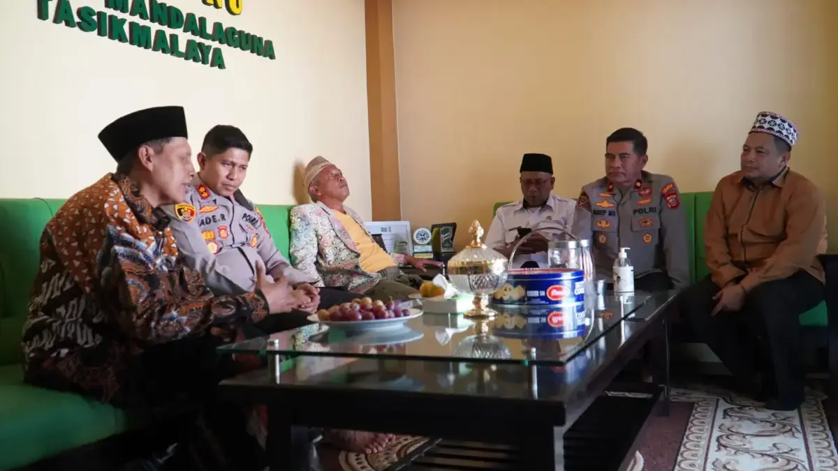 Safari Kapolres Tasikmalaya ke Pesantren Terus Berlanjut, Kini Sambangi Ponpes Legendaris Haurkuning Kapolres sambangi Kyai Pesantren Haurkuning