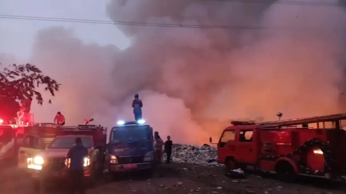 Petugas saat lakukan pemadaman api