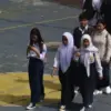 Ilustrasi: Pelajar SMP berjalan pulang sekolah di Kota Bandung. Foto: Dimas Rachmatsyah / Jabar Ekspres