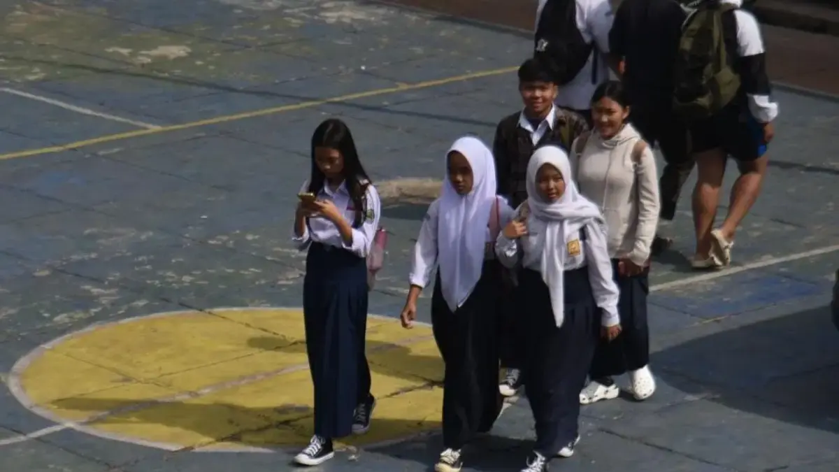 Ilustrasi: Pelajar SMP berjalan pulang sekolah di Kota Bandung. Foto: Dimas Rachmatsyah / Jabar Ekspres