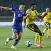 Pemain Persib Bandung Mariano Peralta (kiri) berebut bola dengan pemain Manila Digger FC David Sambou (kanan)