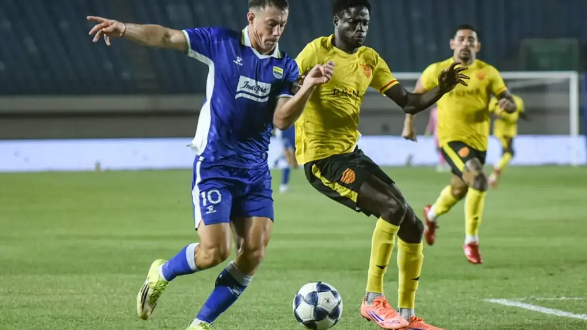Pemain Persib Bandung Mariano Peralta (kiri) berebut bola dengan pemain Manila Digger FC David Sambou (kanan)