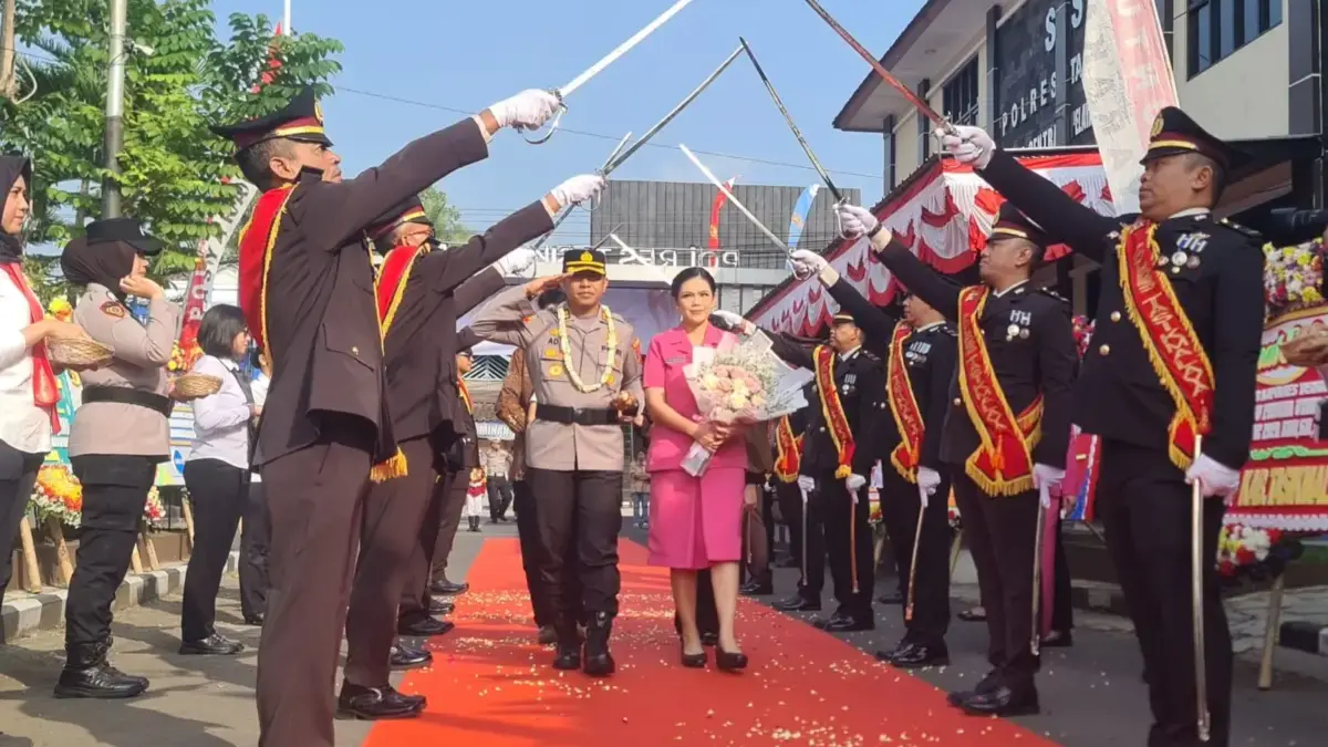 Kapolres Tasikmalaya AKBP Ade Papa Rihi Disambut Tradisi Pedang Pora dan Adat Sunda Suasana Firewell Parade pada proses penyambutan Kapolres Tasikmalaya AKBP Ade Papa Rihi, S.H.,