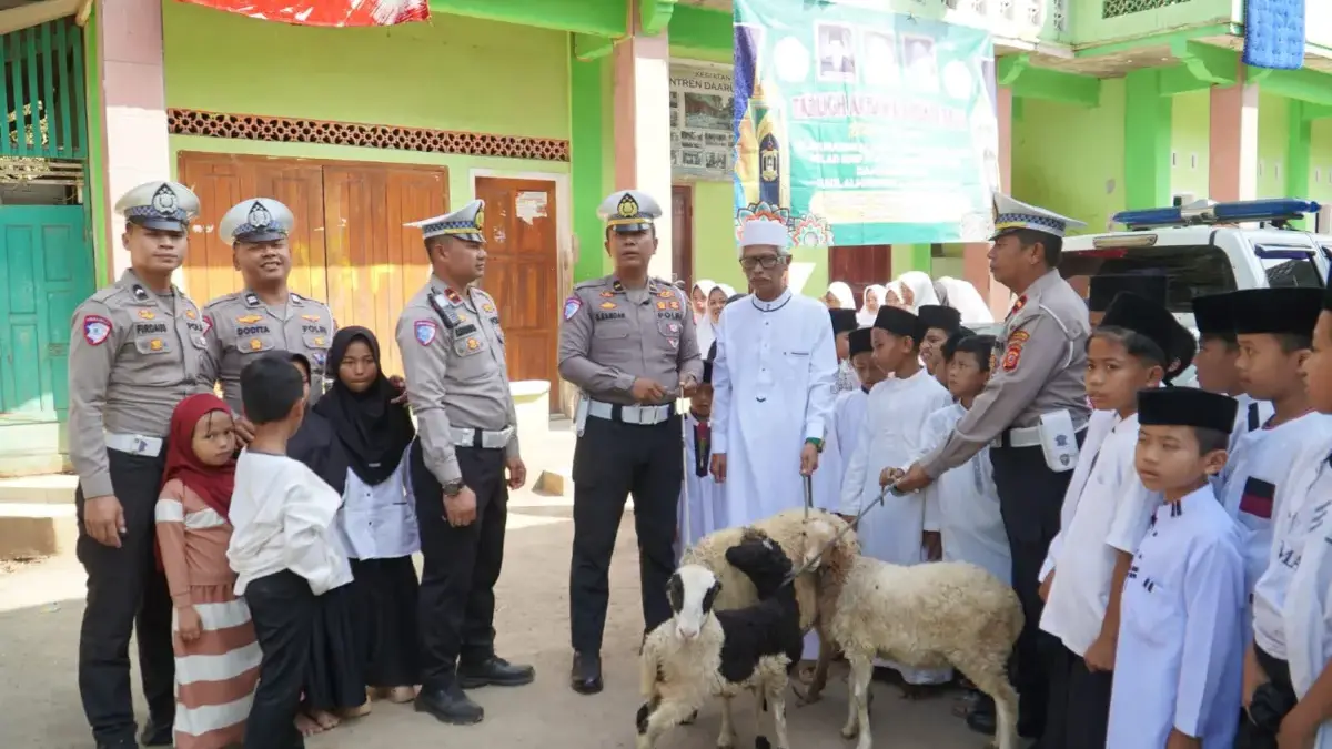 Bukan Sekadar Bantuan, Program SUJUD Polres Tasikmalaya Dorong Pesantren Jadi Basis Ketahanan Pangan Anggota Polres Tasikmalaya saat serahkan bantuan