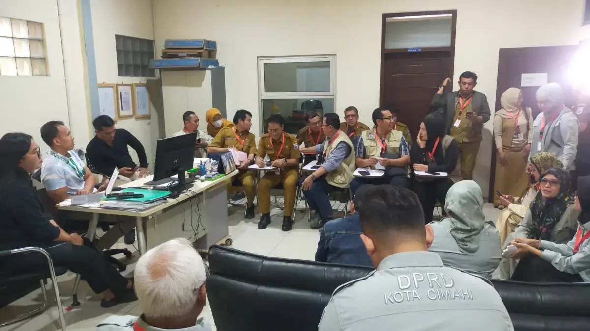 Pimpinan DPRD Kota Cimahi bersama pimpinan Komisi I, Komisi III, Komisi IV dan seluruh anggota D