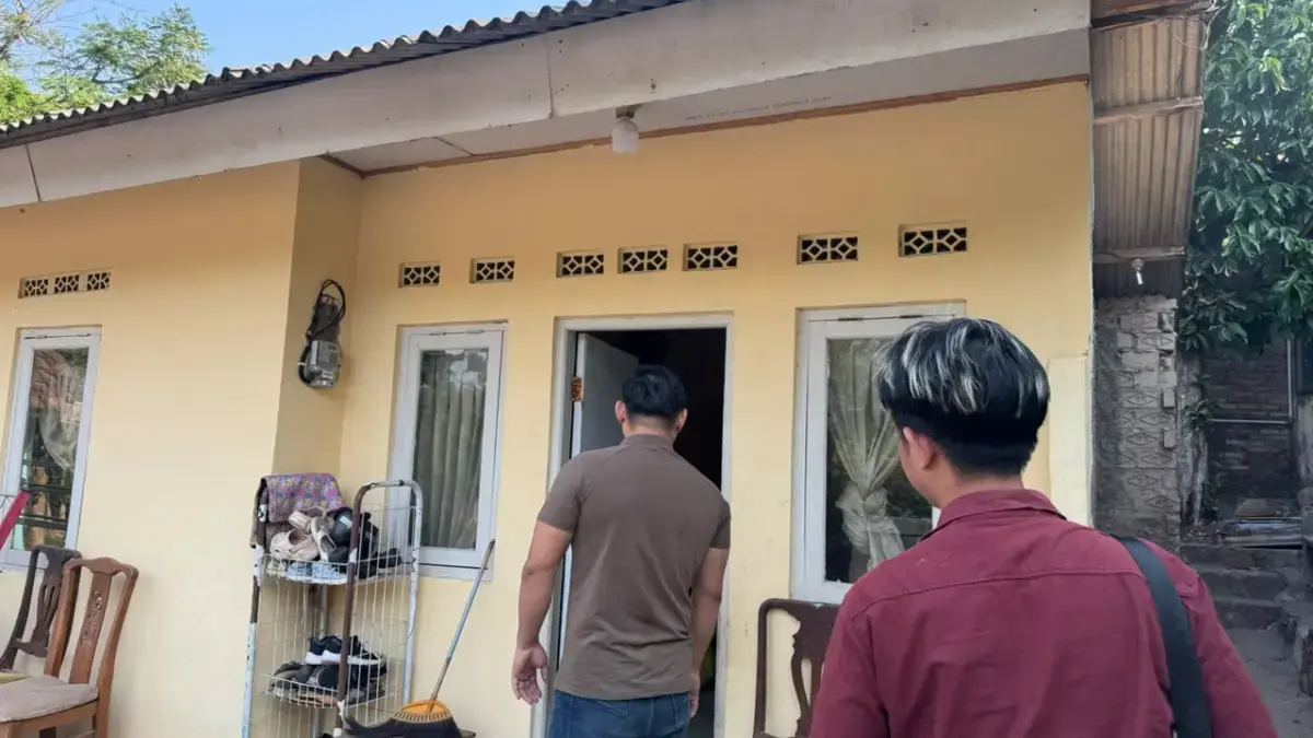 Ist. Aparat Kepolisian saat mendatangi kediaman pelaku dugaan tindak pidana kekerasan terhadap anaknya di wila