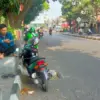 Sejumlah Ojek Online (Ojol) lagi Nangkring di Alun-alun Kota Cimahi Sambil Nunggu Orderan (mong)