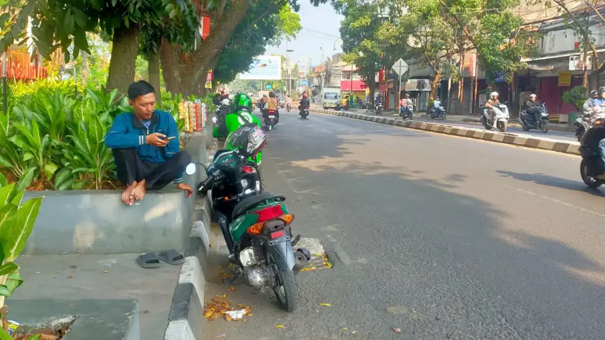 Di Balik Larangan Parkir Liar, Ojol di Cimahi Pertanyakan Solusi Ruang Tunggu dari Pemkot Sejumlah Ojek Online (Ojol) lagi Nangkring di Alun-alun Kota Cimahi Sambil Nunggu Orderan (mong)