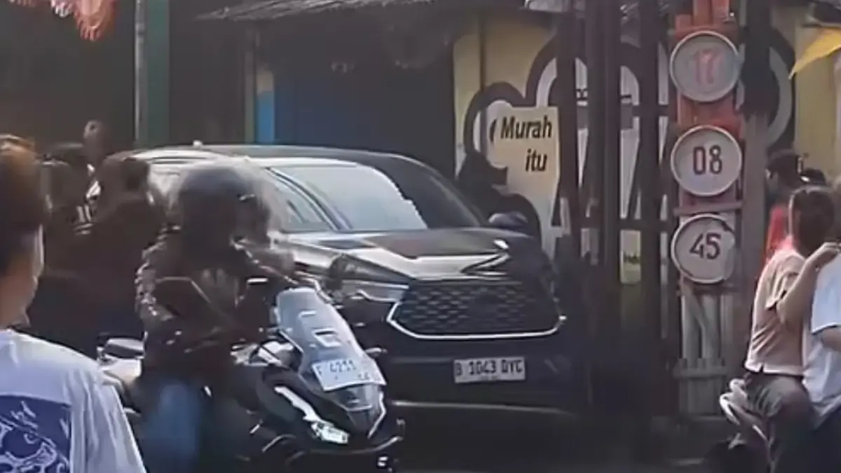 Pengemudi Innova Nyaris Diamuk Massa Usai Terlibat Kecelakaan Beruntun di Cipatat Pengemudi Innova Nyaris Diamuk Massa Usai Terlibat Kecelakaan Beruntun di Cipatat