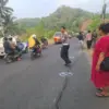 Kecelakaan lalu lintas di Jalan Raya Wado-Darmaraja, tepatnya di Blok Cisinduk, Dusun Sukamanah RT04 RW03, Des