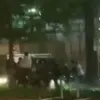Ist. Tangkap layar unggahan sosial media yang menunjukan adanya keributan antar kedua kelompok pemuda di bandu