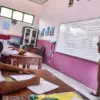 Guru mengajar siswa menggunakan masker di SDN Bakti, Desa Bojongsari, Kabupaten Bandung, Senin (7/9/2026). Pi