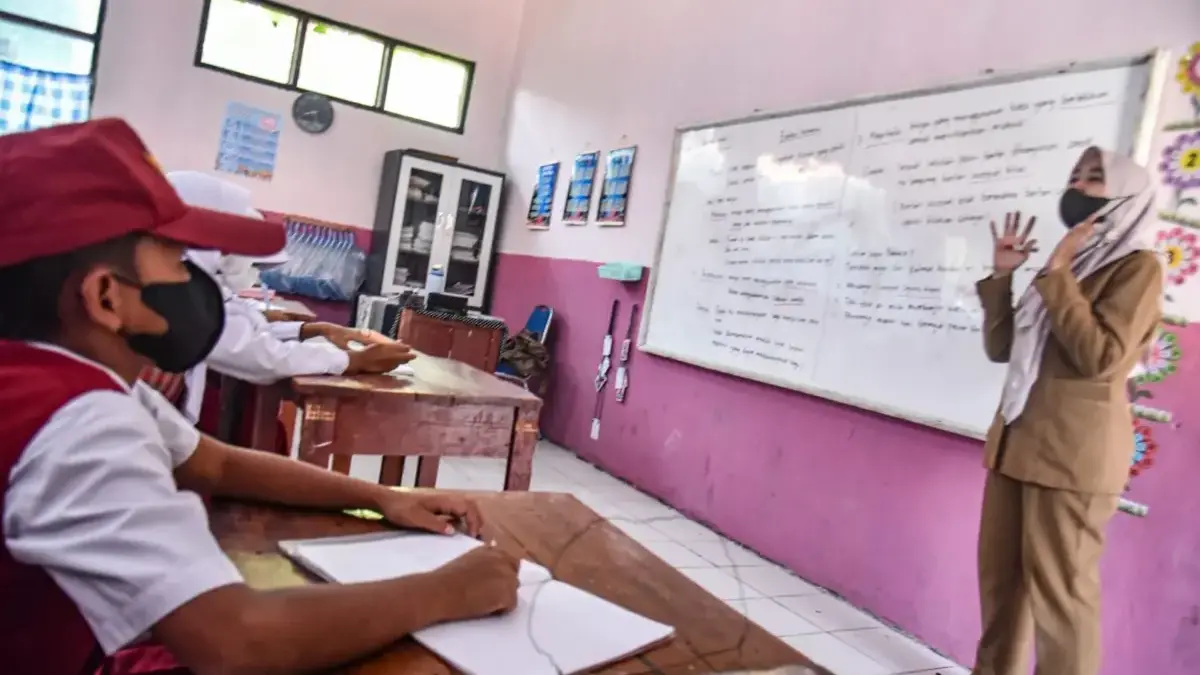 Abu Vulkanik Anak Krakatau Terbawa ke Bandung, SDN Bakti Wajibkan Siswa Pakai Masker dan Pantau Kesehatan Guru mengajar siswa menggunakan masker di SDN Bakti, Desa Bojongsari, Kabupaten Bandung, Senin (7/9/2026). Pi