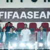Menteri Pemuda dan Olahraga sekaligus Ketua Umum PSSI Erick Thohir (kiri) menyaksikan pertandingan lanjutan G