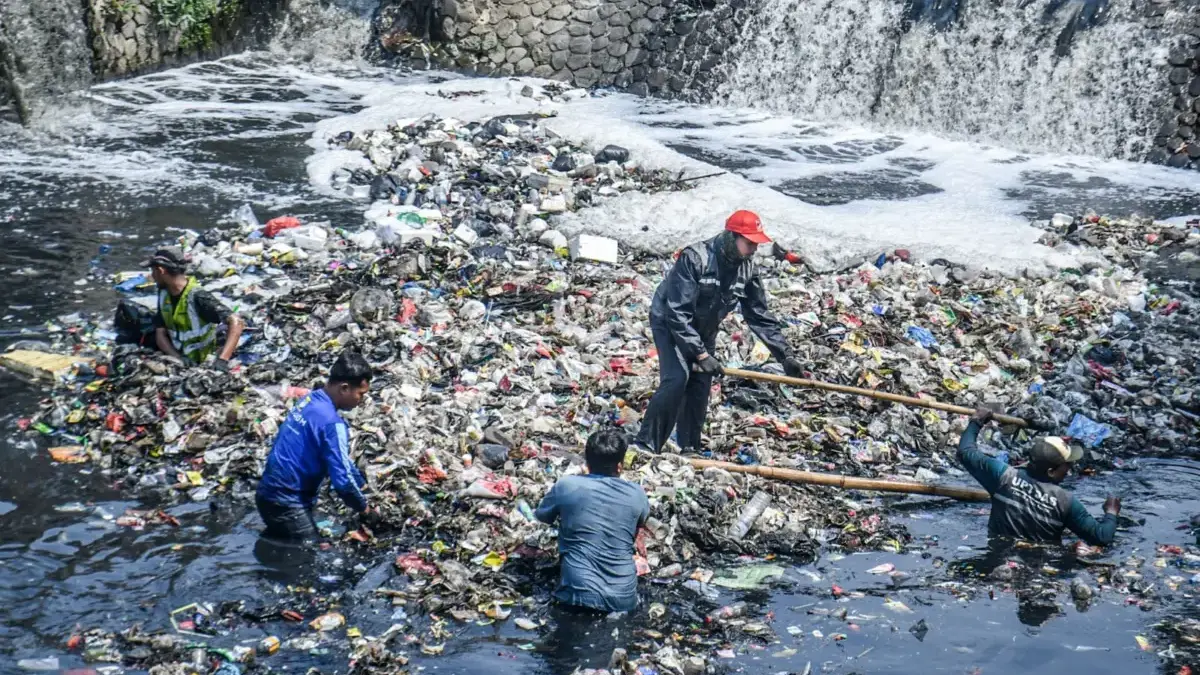 Sampah Menumpuk hingga 2 Ton di Sungai Citepus, DSDABM dan Gober Turun Bersihkan