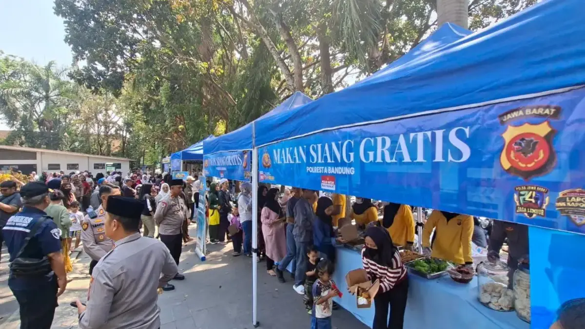 Polresta Bandung menggelar kegiatan Jumat Berkah di sekitar Alun-alun Soreang, Kabupaten Bandung, Jumat (4/9/2