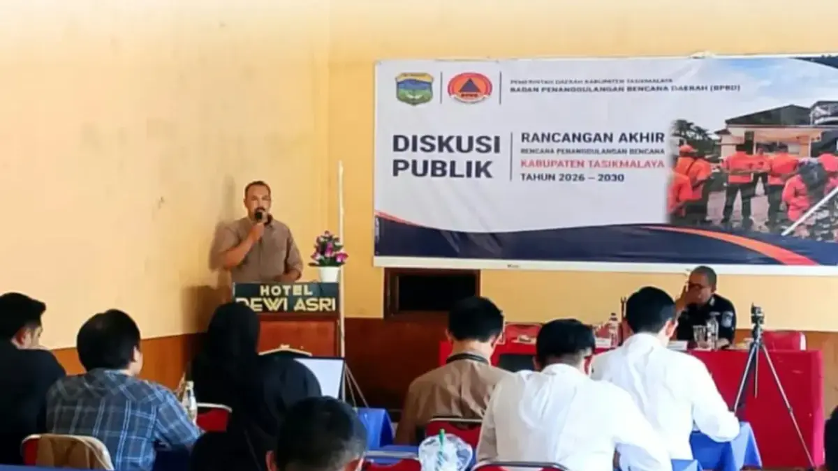 Bencana Silih Berganti, Pemkab Tasikmalaya Susun Strategi Hadapi Ancaman hingga 2030 Kalaksa BPBD Kabupaten Tasikmalaya, Roni AKS saat menyampaikan pemaparan