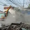 Alat berat diturunkan Satpol PP Bandung Barat saat penertiban 16 bangunan liar di Padalarang. Dok Jabar Ekspre