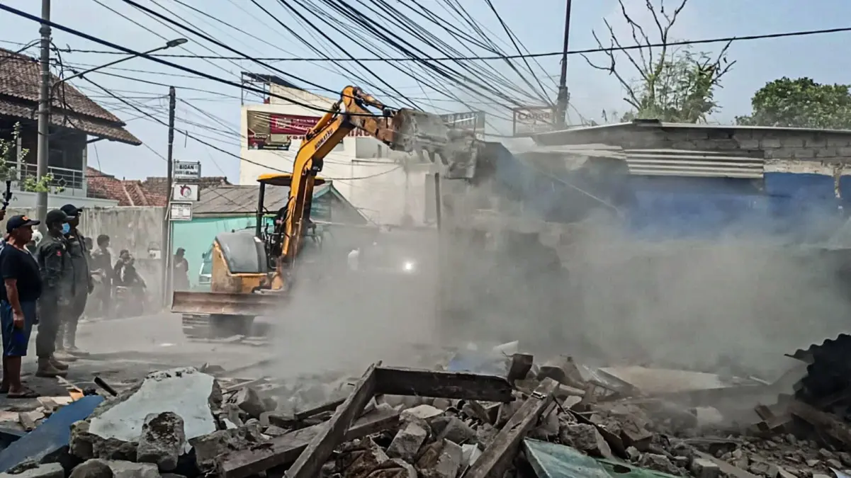 16 Bangli di Atas Drainase Padalarang Diduga Jadi Lahan Bisnis Sewa Alat berat diturunkan Satpol PP Bandung Barat saat penertiban 16 bangunan liar di Padalarang. Dok Jabar Ekspre