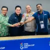 Erick Thohir saat meninjau stadion bersama Kapolda Jawa Barat Irjen Pol Pipit Rismanto, Bupati Bandung Dadang