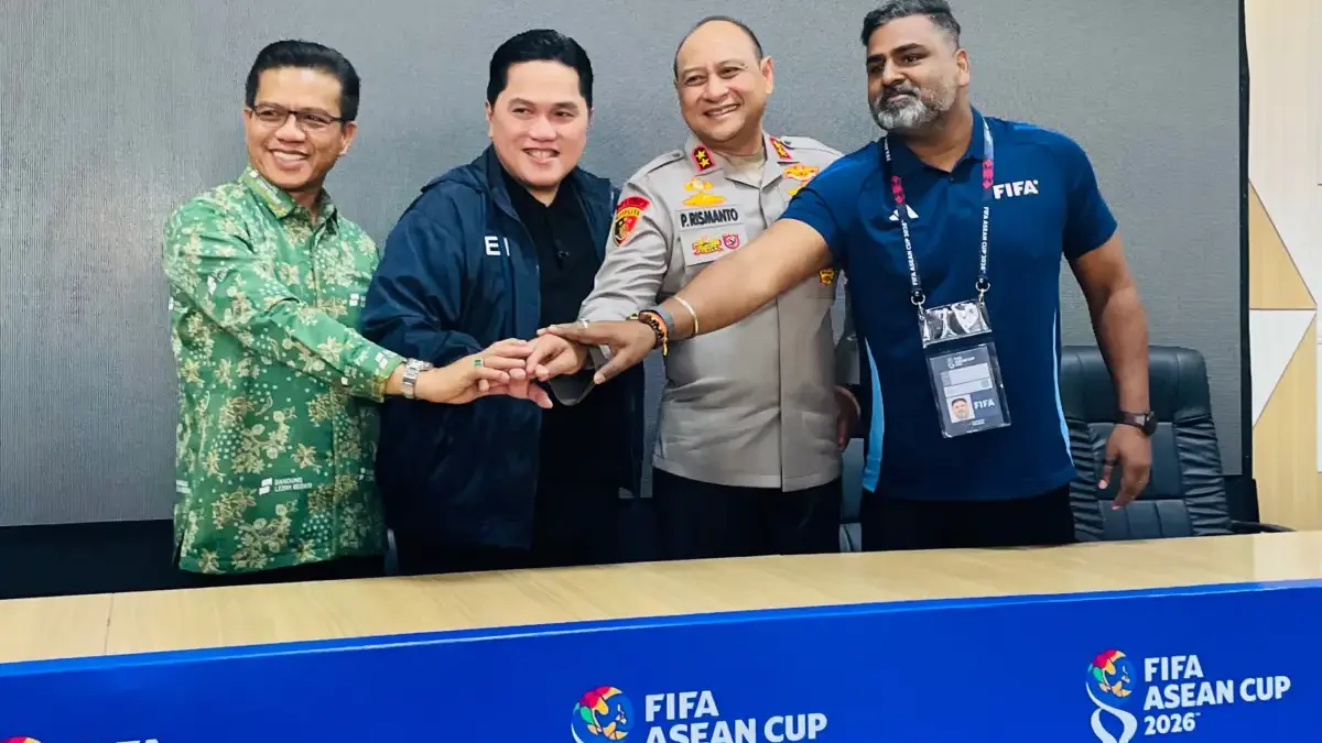 Erick Thohir saat meninjau stadion bersama Kapolda Jawa Barat Irjen Pol Pipit Rismanto, Bupati Bandung Dadang