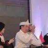 Moment Presiden RI Ketujuh Jokowi menunjukkan KTA PSI di Kota Bandung, Sabtu (26/9). (son)