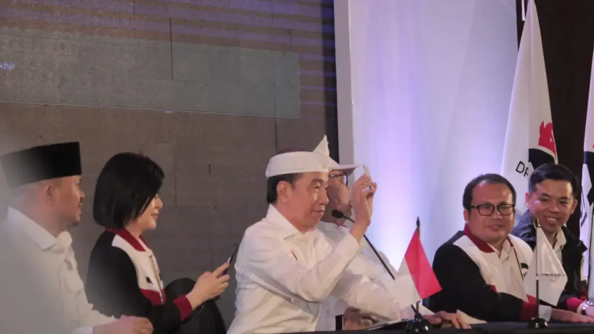 Jokowi Pamer KTA PSI di Bandung, Bawa Optimistis Menang Pemilu Moment Presiden RI Ketujuh Jokowi menunjukkan KTA PSI di Kota Bandung, Sabtu (26/9). (son)