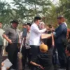 DEMONSTRASI DI DPRD SUMEDANG: Ketua DPRD Sumedang, Sidik Jafar (tengah) ketika menerima tuntutan massa aksi te